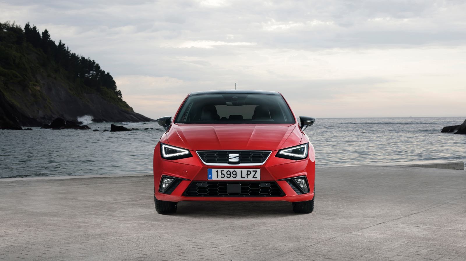 Vista frontal SEAT Ibiza 2021 rojo desire