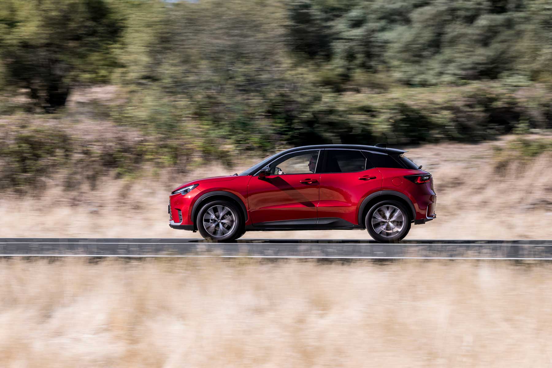 Lexus LBX 2026 foto exterior rojo