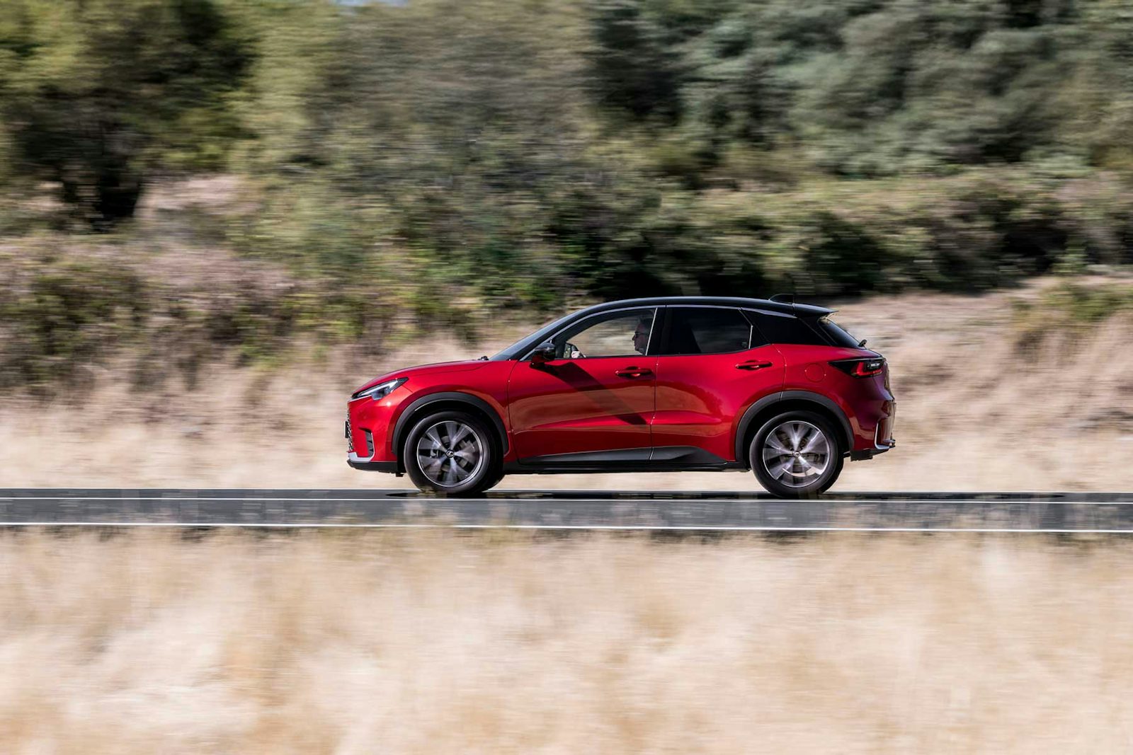 Lexus LBX 2026 foto exterior rojo