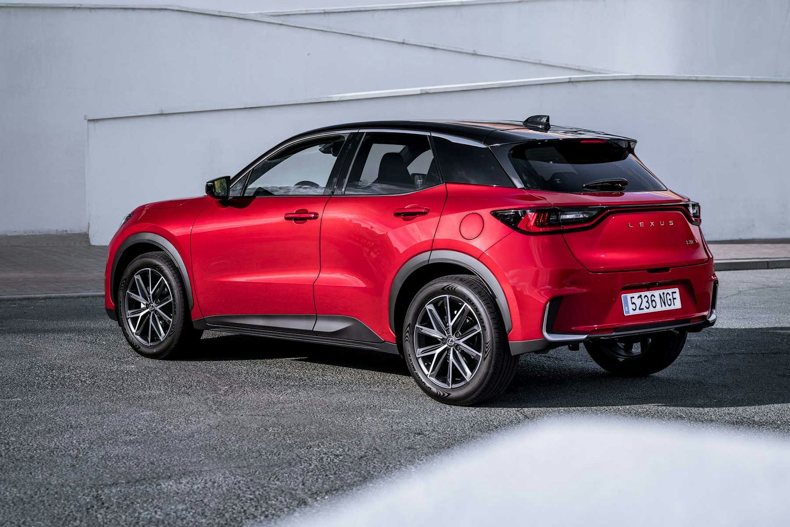 Lexus LBX 2026 foto exterior rojo