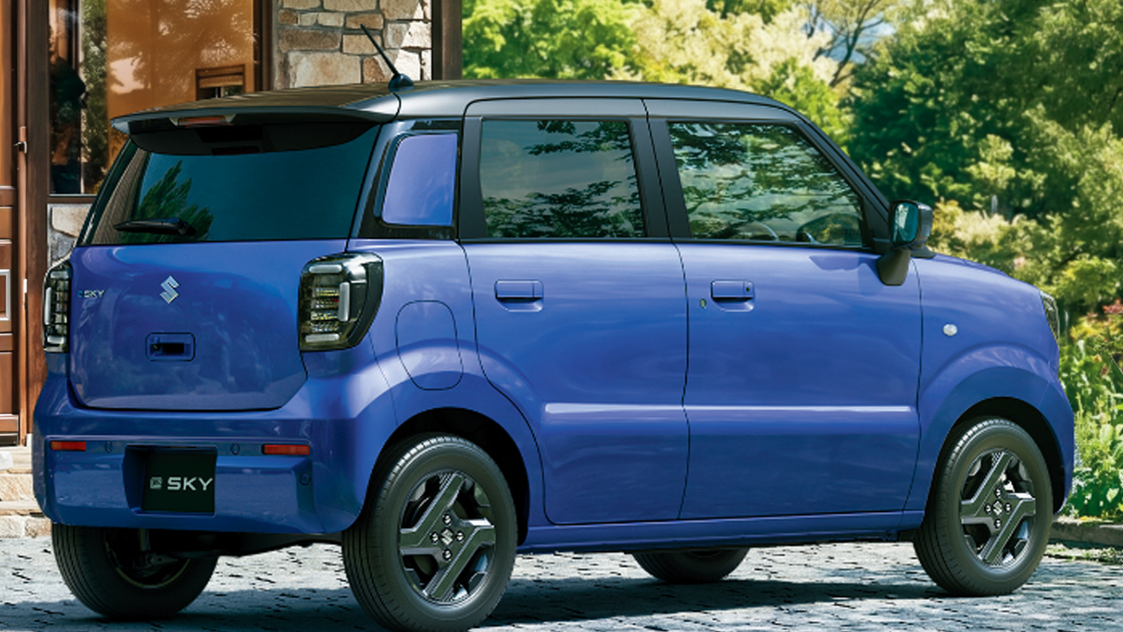 Detalle del Suzuki e-Sky, un eléctrico de 3.395 mm de largo y 1.030 kg de peso