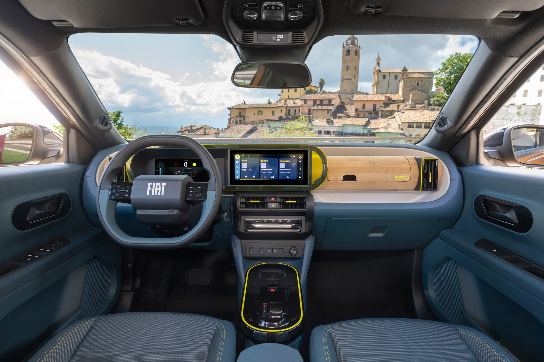 Fiat Grande Panda pantalla y volante (interior)