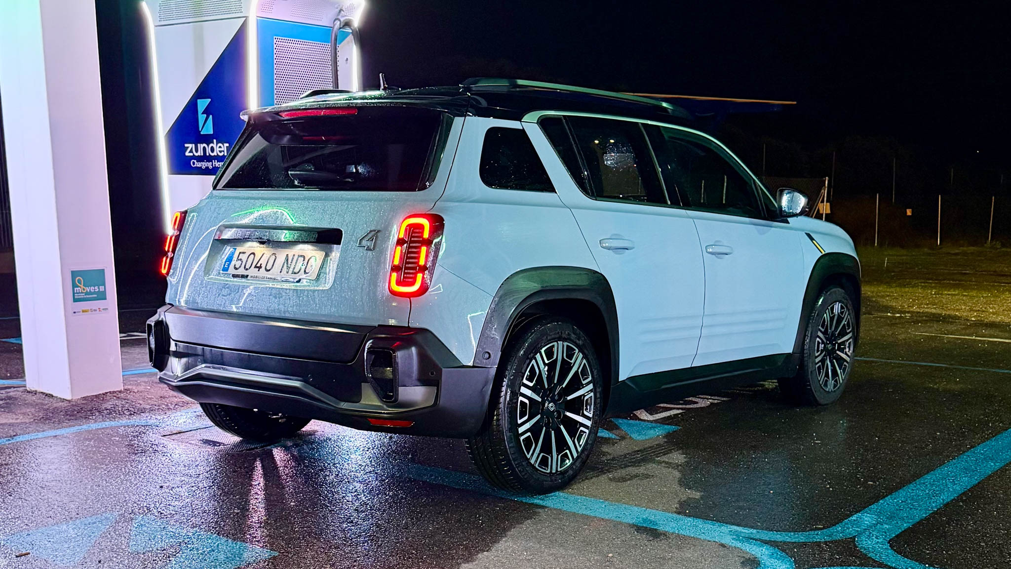 Renault 4 trasero cargando batería