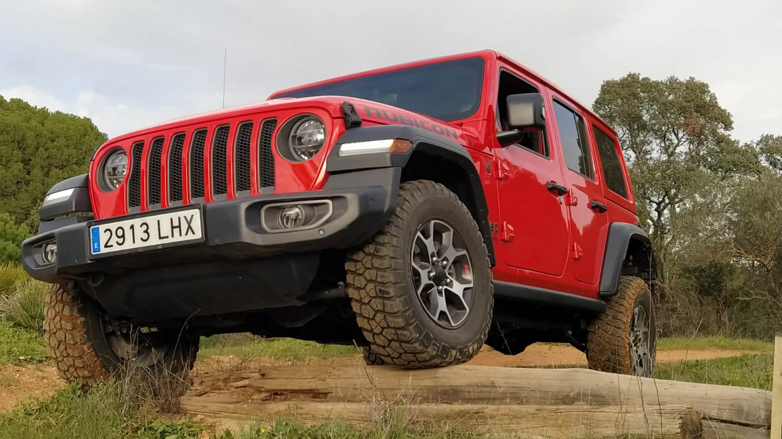 Jeep Wrangler subiendo una duna