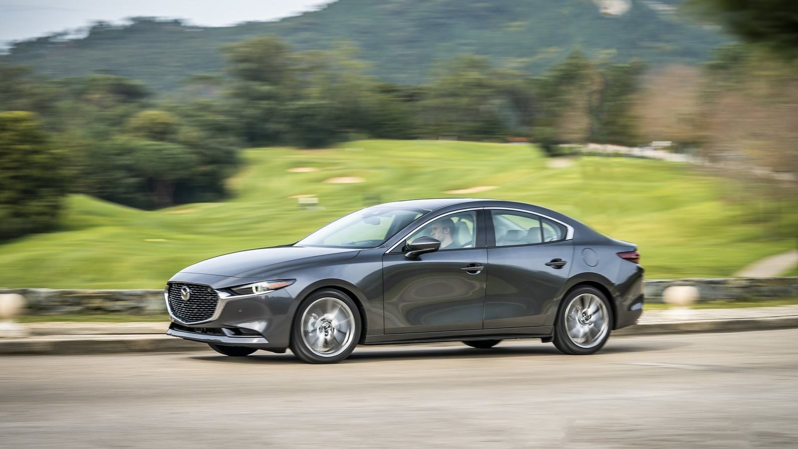 Vista conducción lateral Mazda 3 Sedán 2021