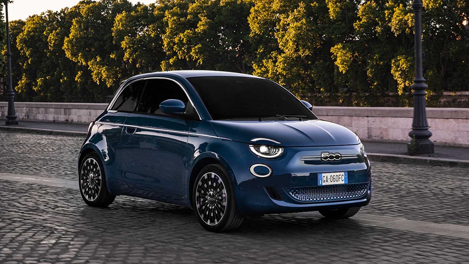 Fiat 500e foto exterior estática azul
