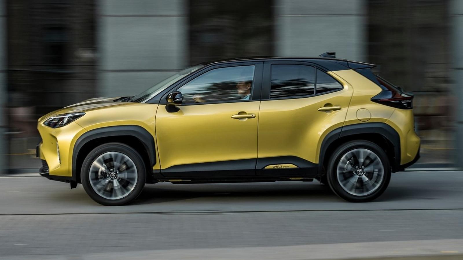Vista de conducción lateral Toyota Yaris Cross 2021 amarillo