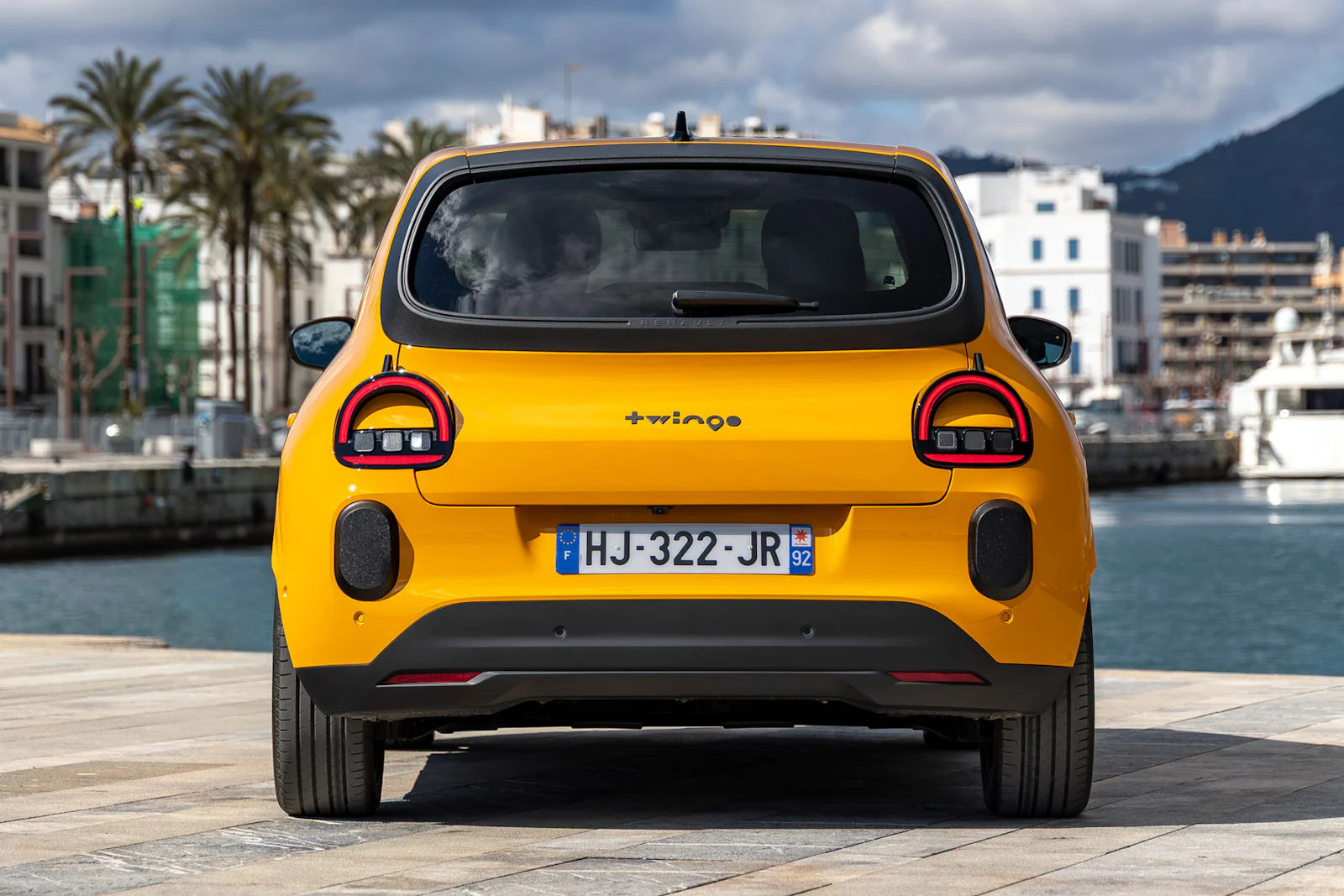 Renault Twingo E-Tech foto exterior estática amarillo