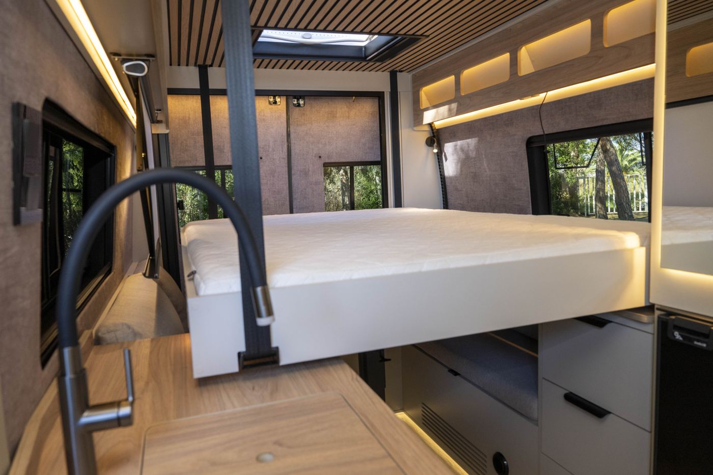 Fiat Ducato Nomade Nation Space: la cama que baja del techo.