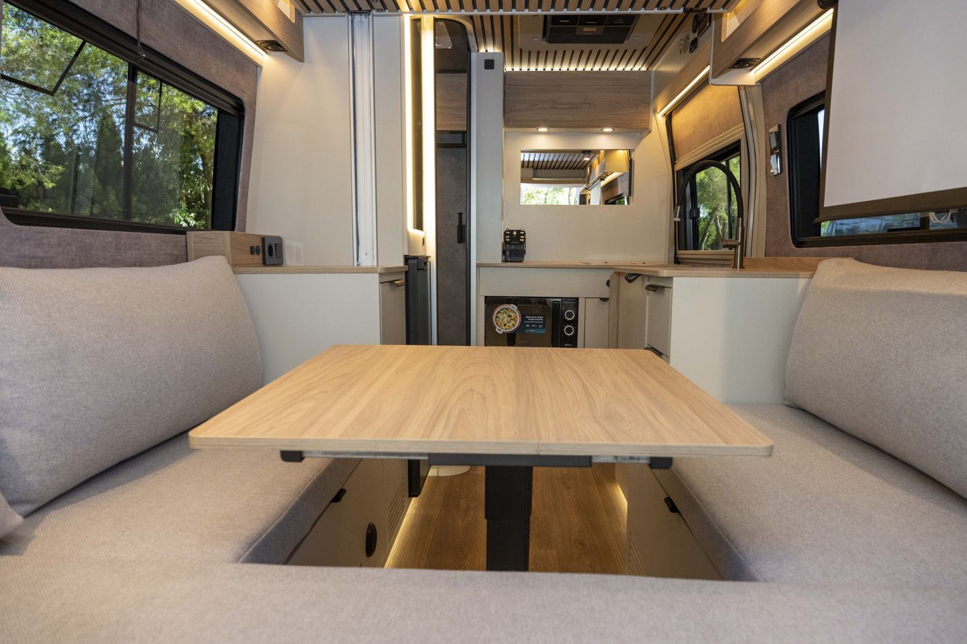 Fiat Ducato by Nomade Nation Space: el comedor trasero.