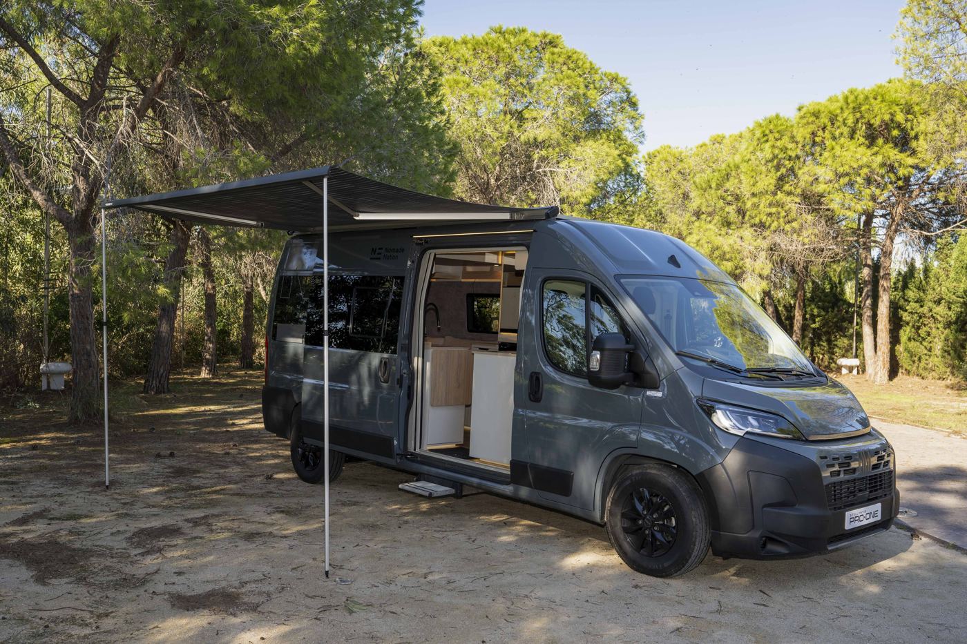 Fiat Ducato Nomade Nation Space, con el toldo desplegado.