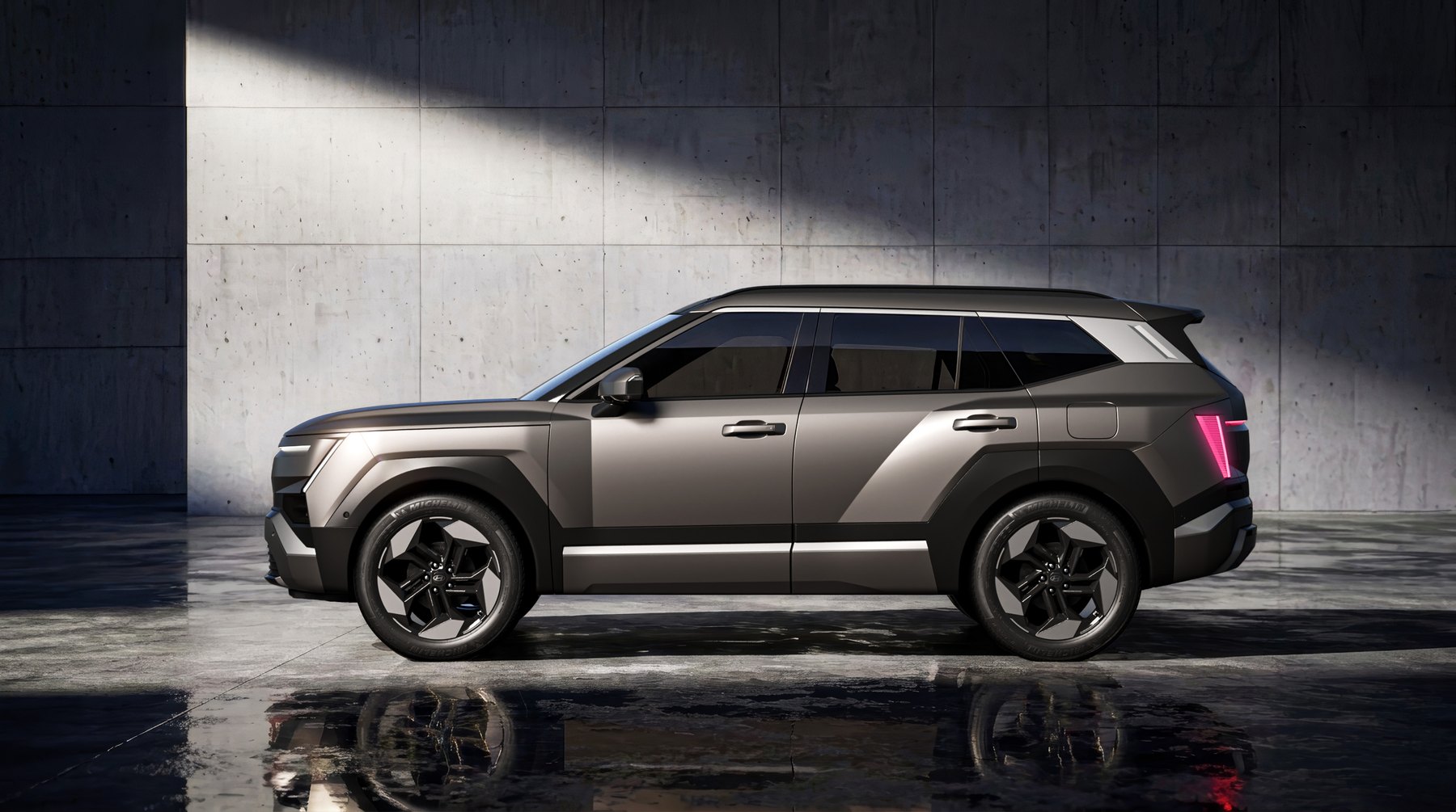 Perfil del nuevo Hyundai Tucson 2027 en color gris, con la carrocería cuadrada y los pasos de rueda marcados