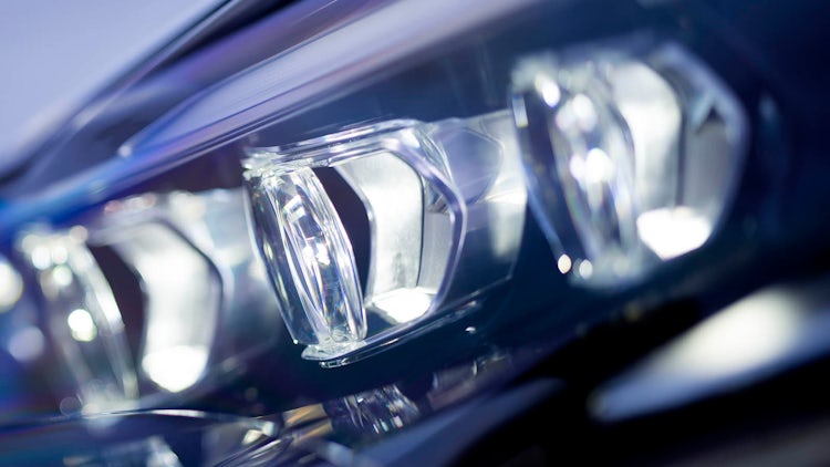 Qué distancia iluminan los diferentes tipos de luces de los coches?