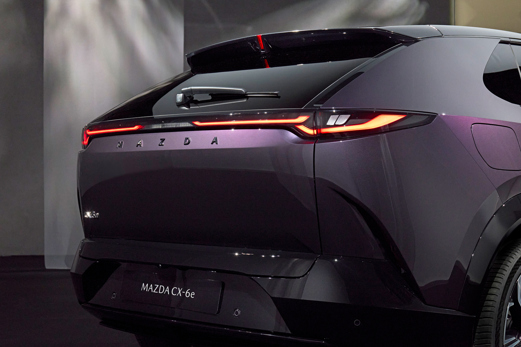 Mazda CX6e foto detalle morado