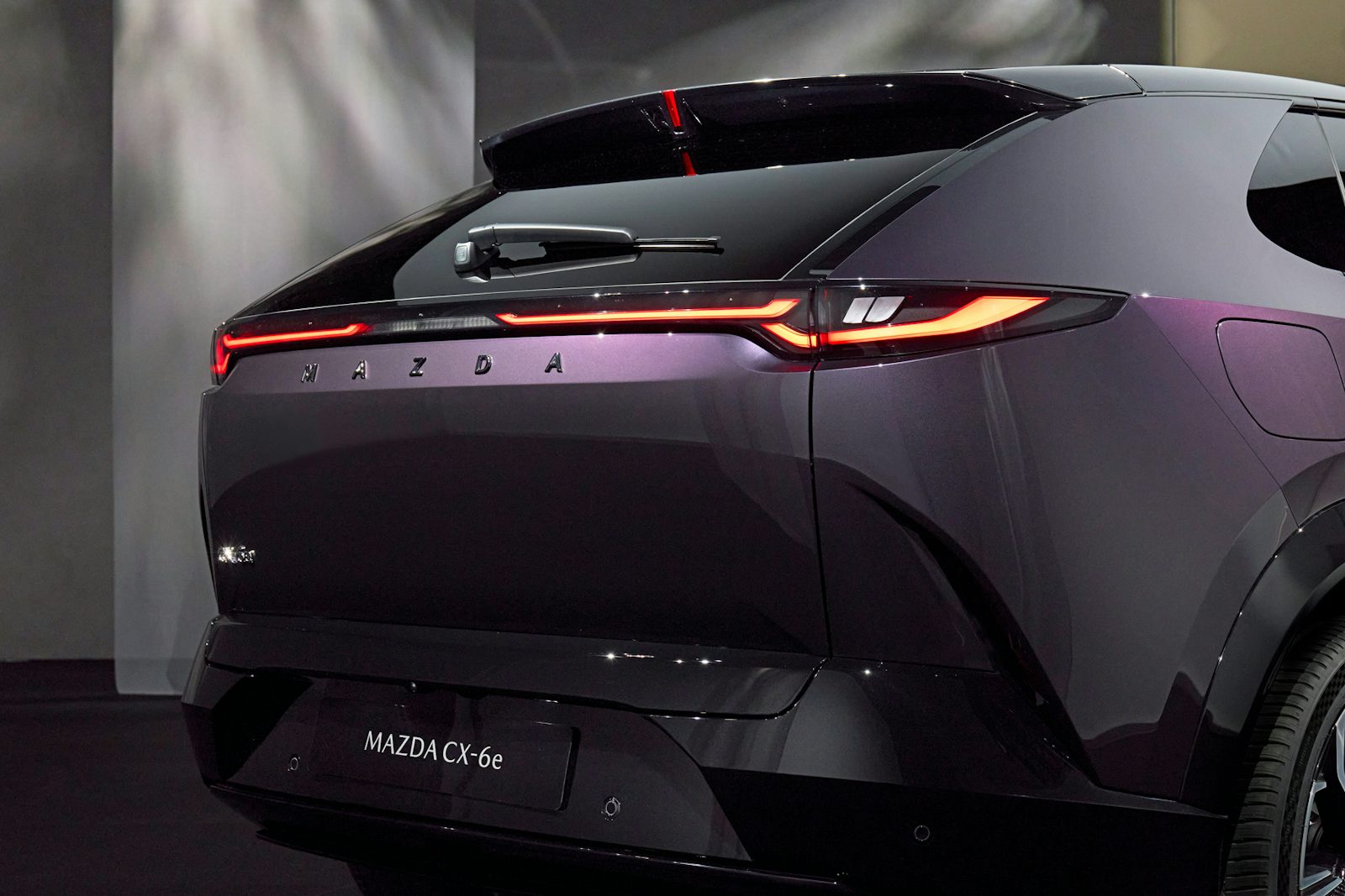 Mazda CX6e foto detalle morado