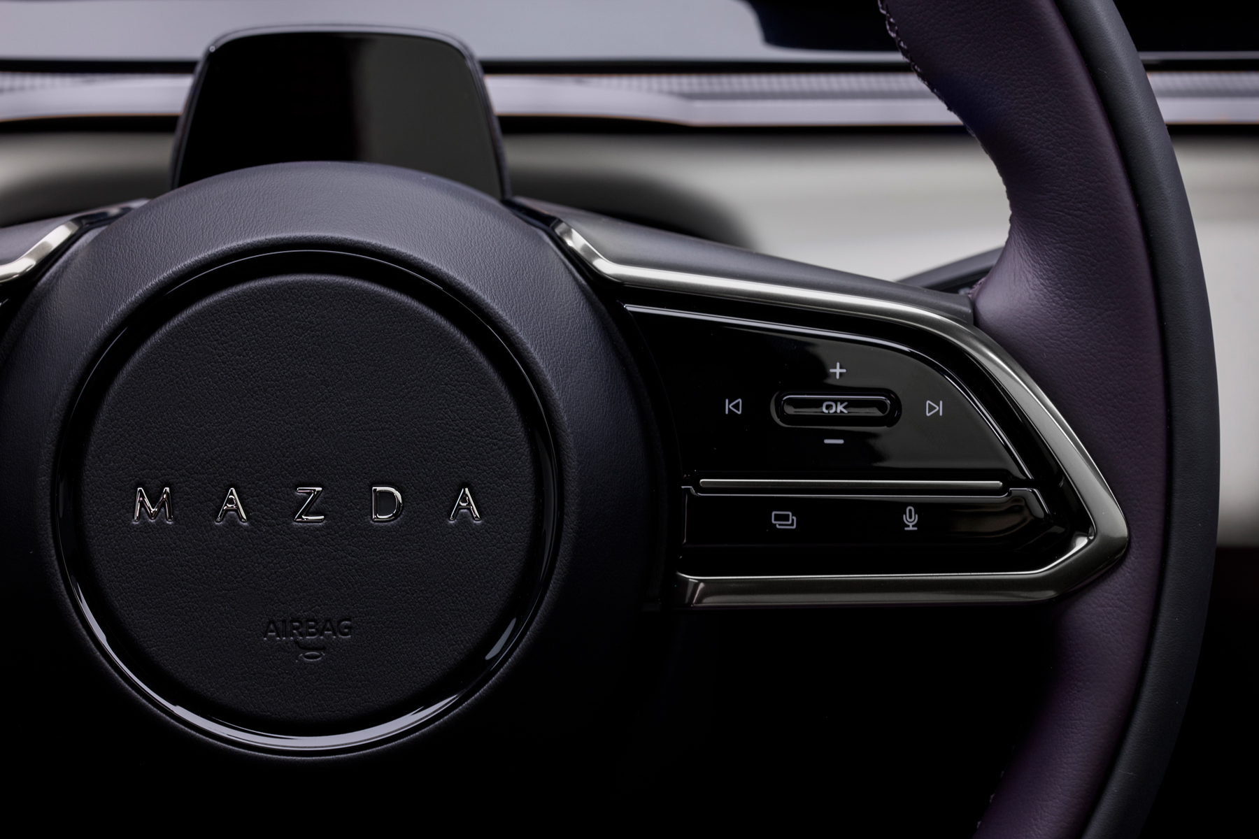 Mazda CX6e foto interior volante