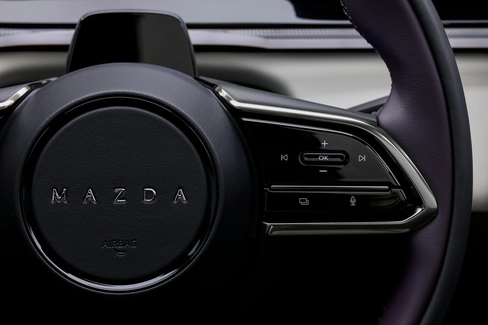 Mazda CX6e foto interior volante