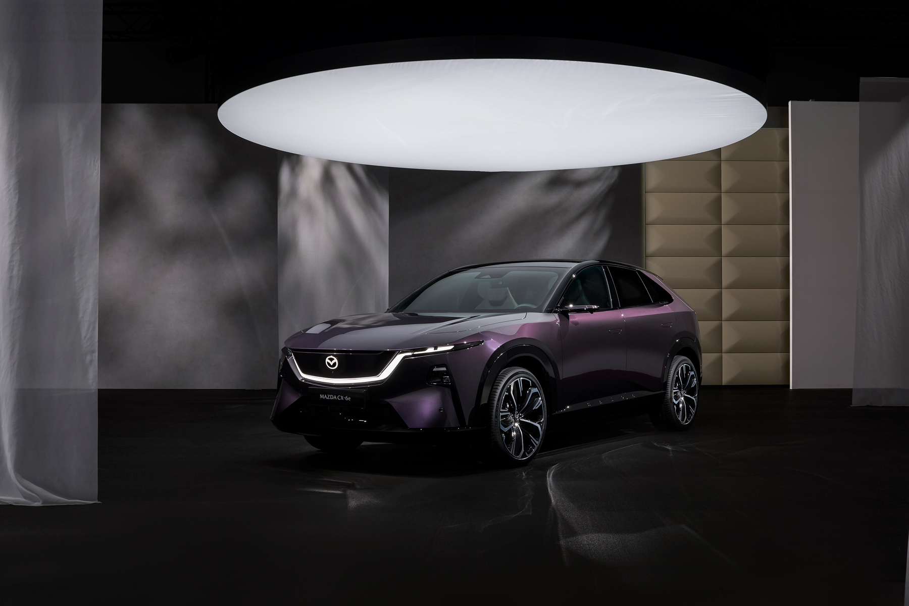 Mazda CX6e foto exterior morado