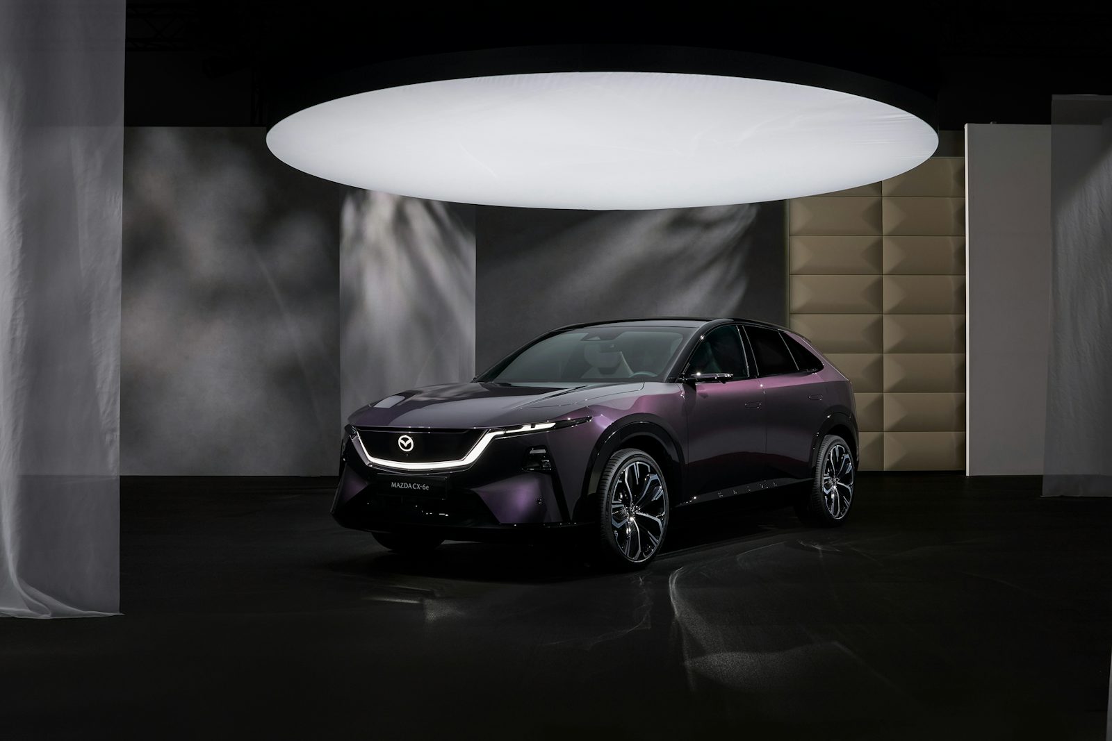 Mazda CX6e foto exterior morado