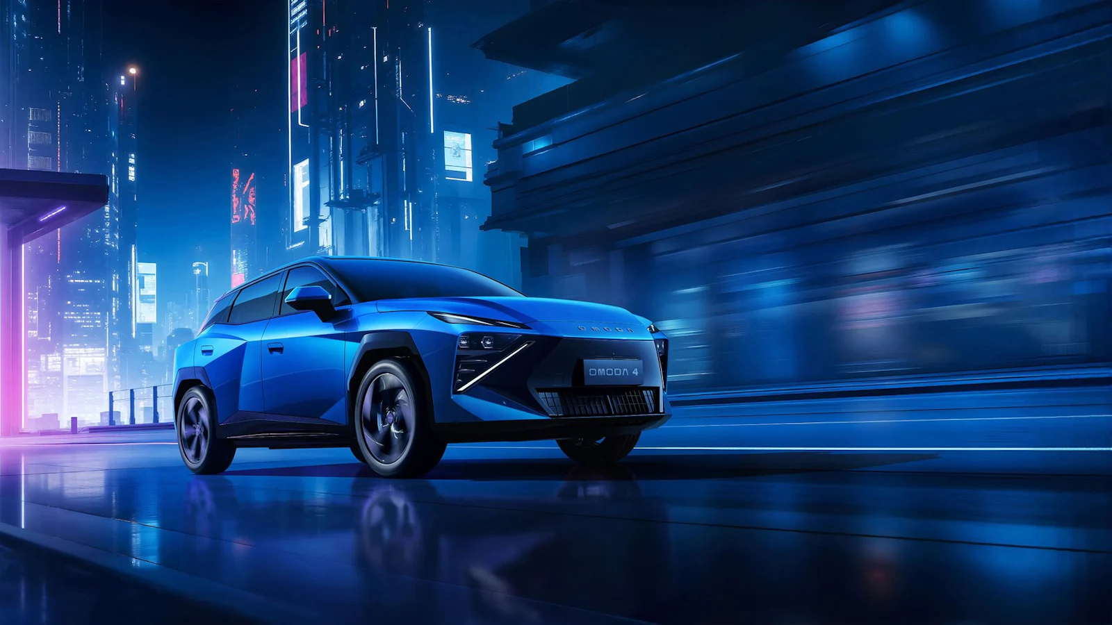 Imagen promocional del Omoda 4, un SUV compacto de color azul, en un escenario urbano nocturno de estética futurista