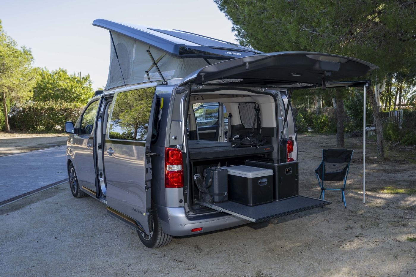 Opel Zafira by Tinkervan, con el portón abierto.