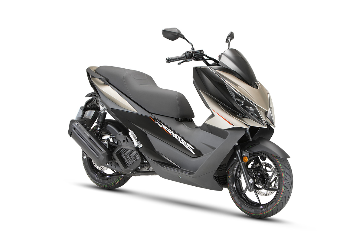 Zontes 125V 2026 en marrón y negro, de tres cuartos delantero: la versión deportiva del 125X, con el frontal más afilado, y segunda moto más vendida de España
