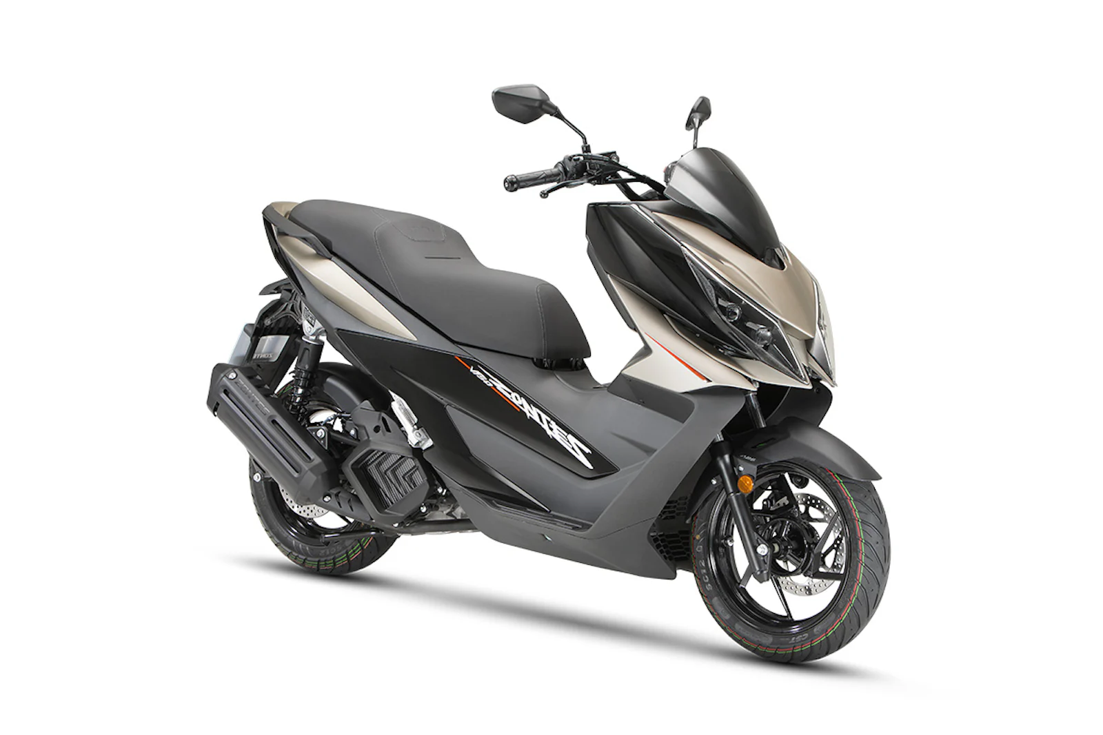 Zontes 125V 2026 en marrón y negro, de tres cuartos delantero: la versión deportiva del 125X, con el frontal más afilado, y segunda moto más vendida de España